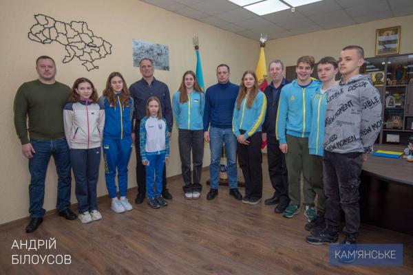 Міський голова Андрій Білоусов підтримав Кам’янських плавців